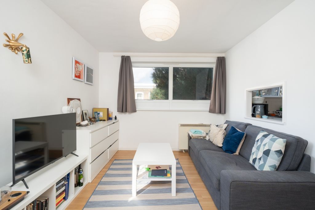 Property photo 2 of 8 Mytton House 14 (...