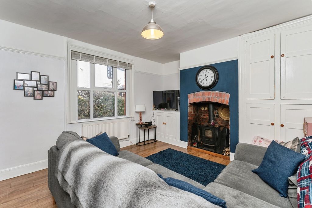 Property photo 3 of 15 Lounge