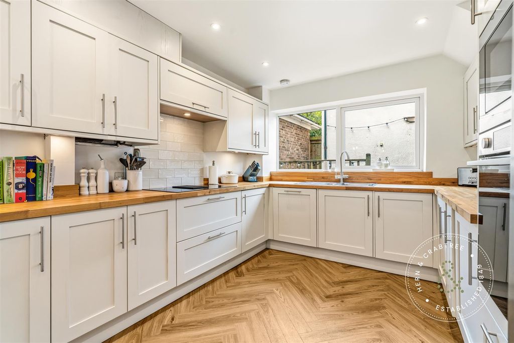 Property photo 2 of 40 Hawfinch-Close-8.Jpg