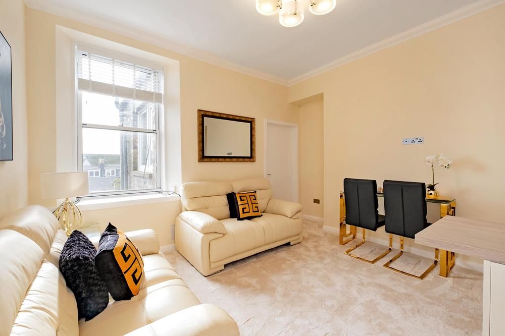Property photo 3 of 8 Lounge 1