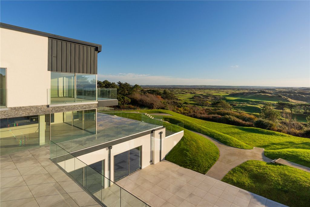 Property photo 2 of 16 Ferndown