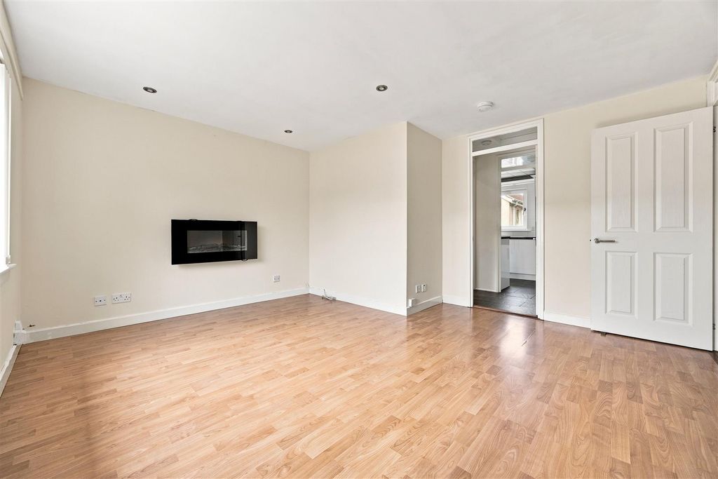 Property photo 2 of 11 03-29_Haystack_Place_Lenzie_003.Jpg