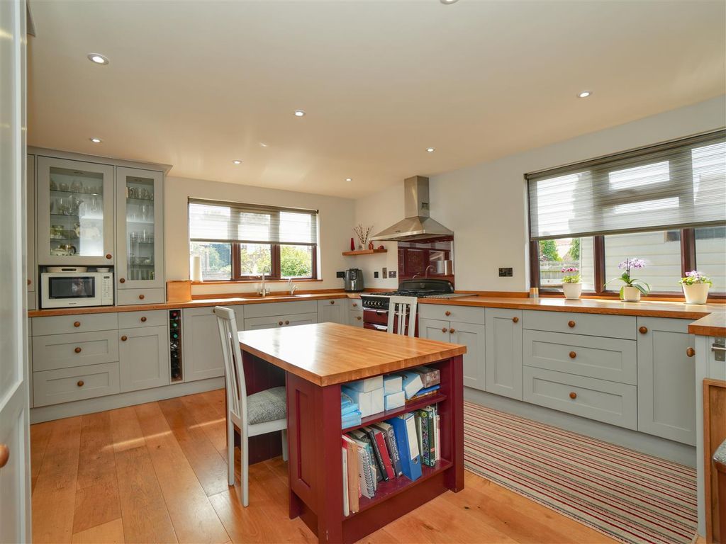 Property photo 2 of 19 Kitchen