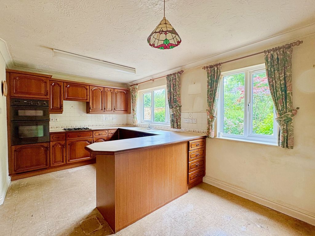Property photo 3 of 10 Kitchen/Breakfast