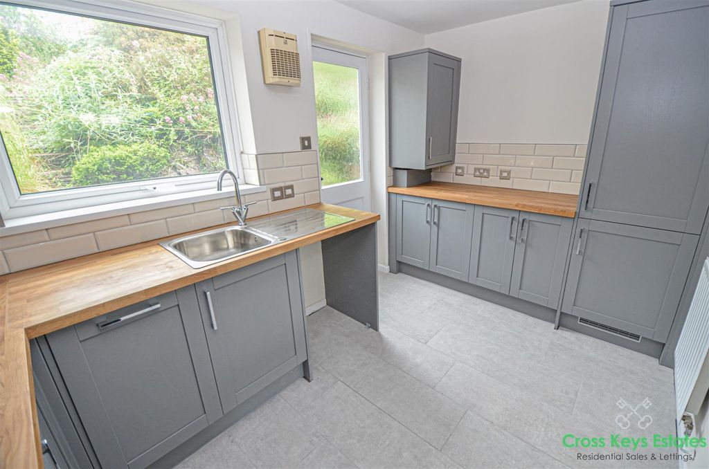 Property photo 3 of 13 Fitted Kitchen