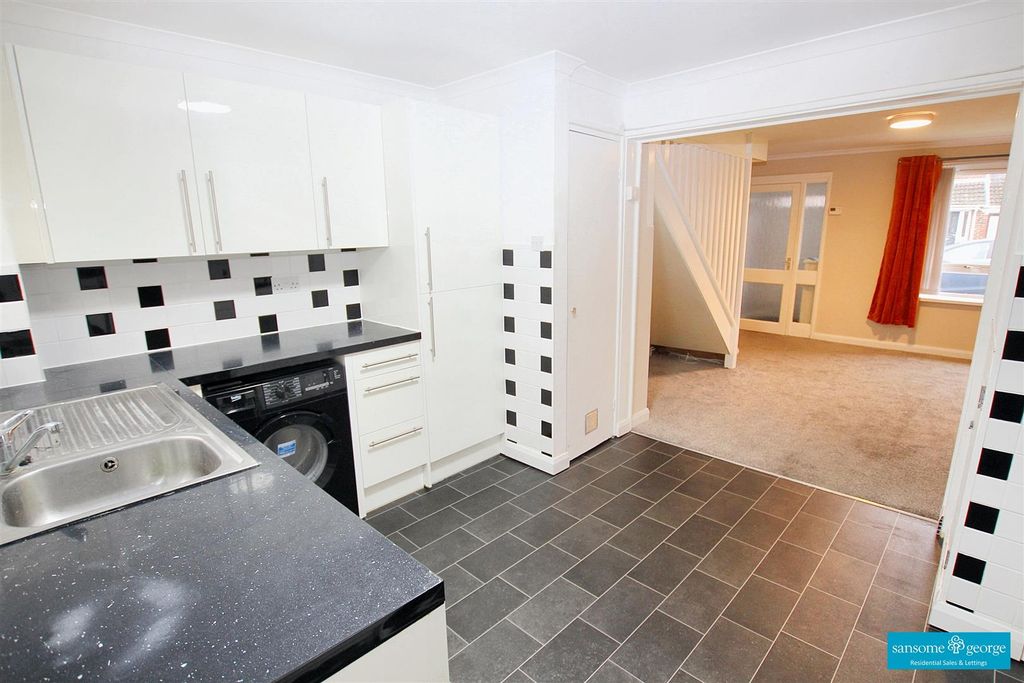 Property photo 3 of 11 Kitchen