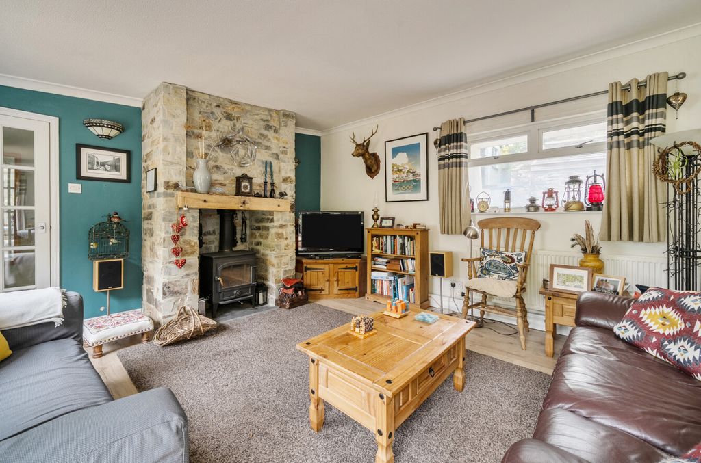 Property photo 3 of 15 3 - Lounge