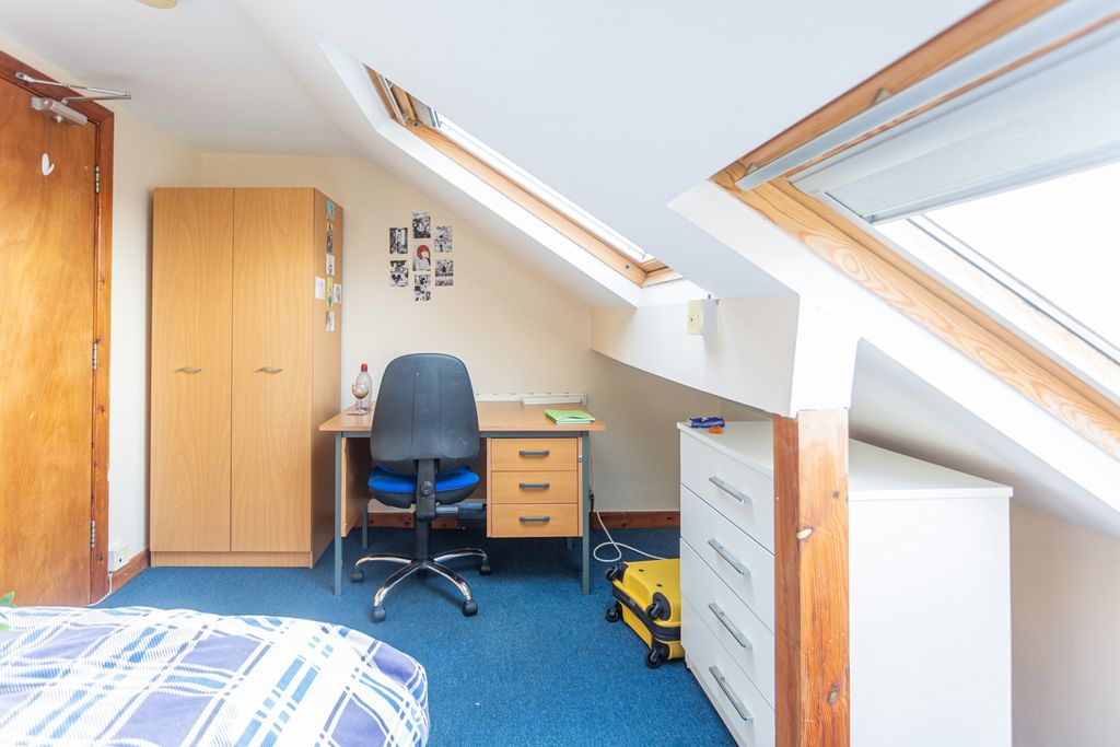Property photo 2 of 14 A Cozy Double Bedroom Featuring Ample Natural Ligh...