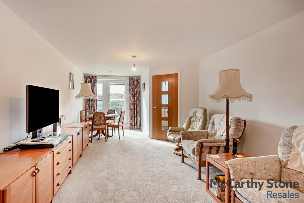 Property photo 3 of 19 8665851-Interior02-800.Jpg