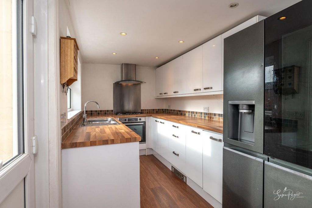 Property photo 3 of 33 Kitchen