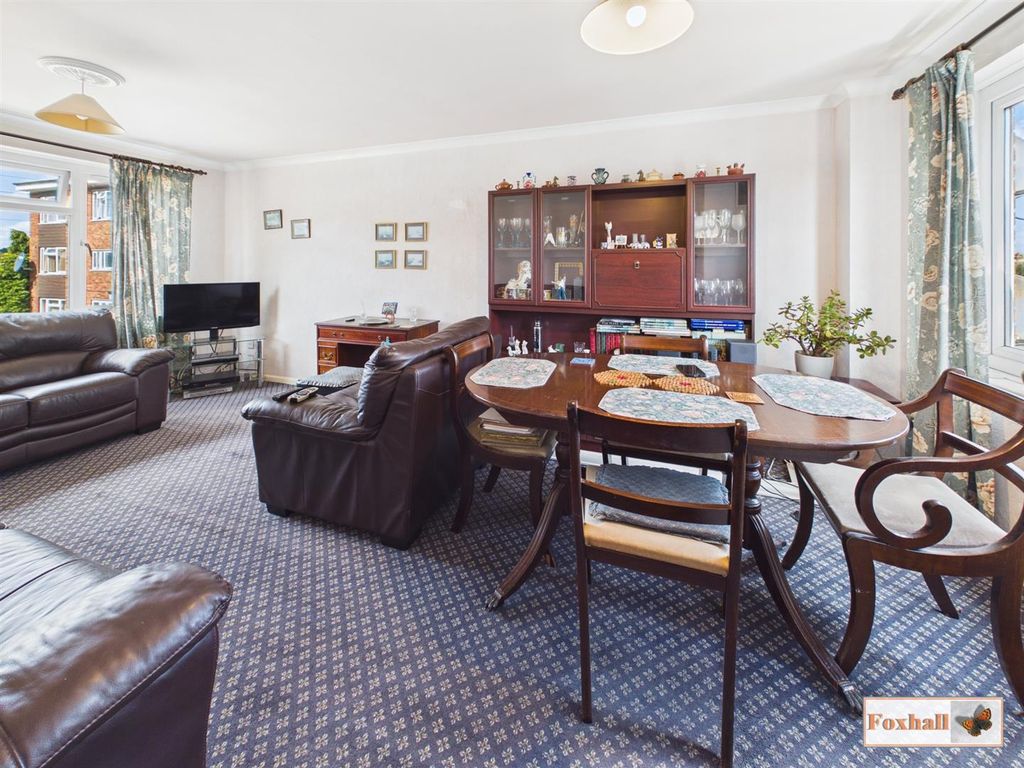 Property photo 3 of 17 Lounge / Diner