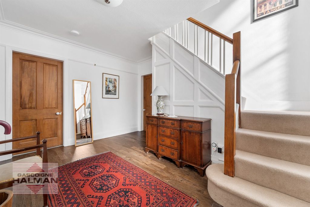 Property photo 2 of 21 Entrance Hall
