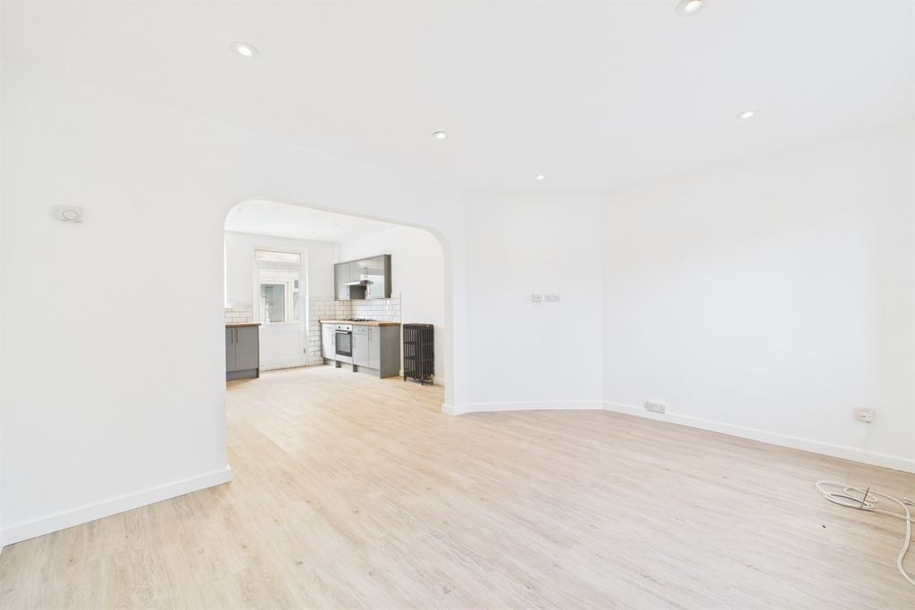 Property photo 1 of 16 Living Room / Kitchen