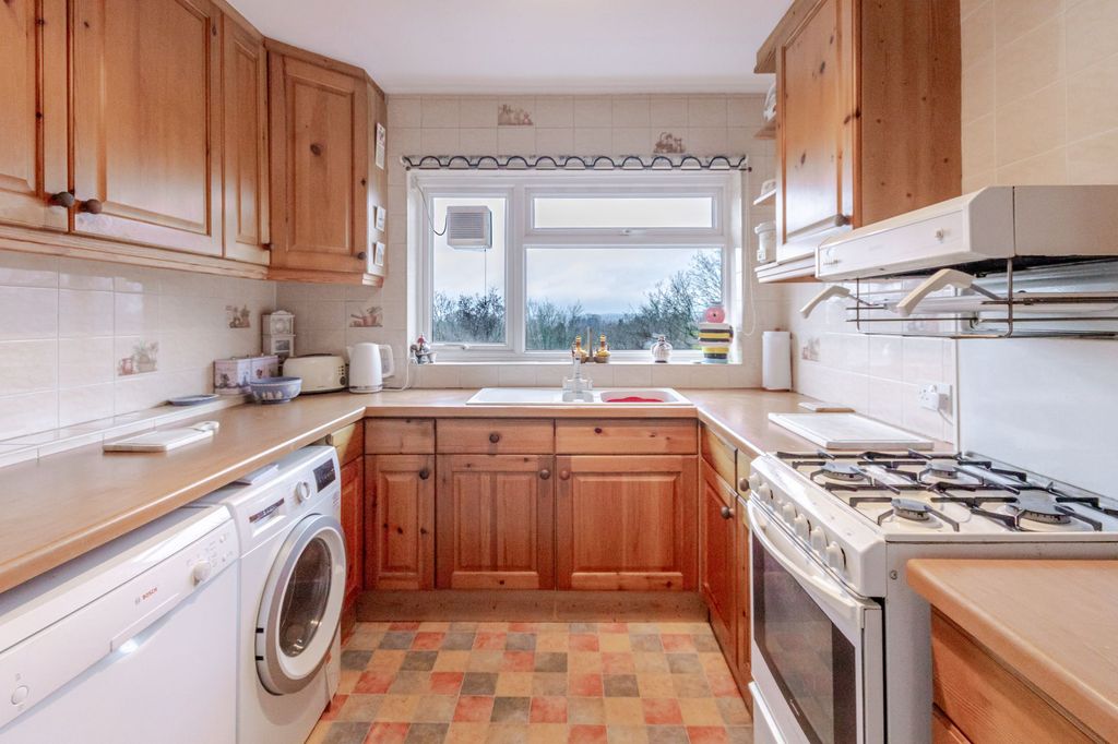 Property photo 2 of 11 Kitchen 2