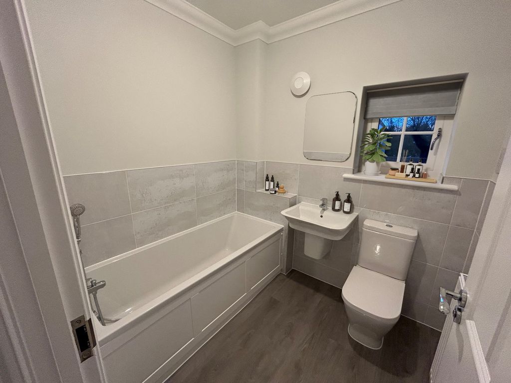 Property photo 3 of 10 Family Bathroom
