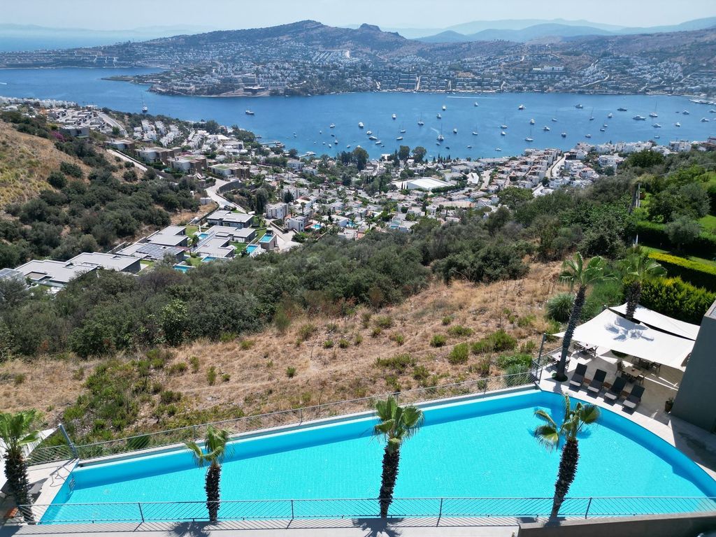Property photo 3 of 25 An Exquisite Triplex Villa In Bodrum With A Large Garden - Large Communal Swimming Pool