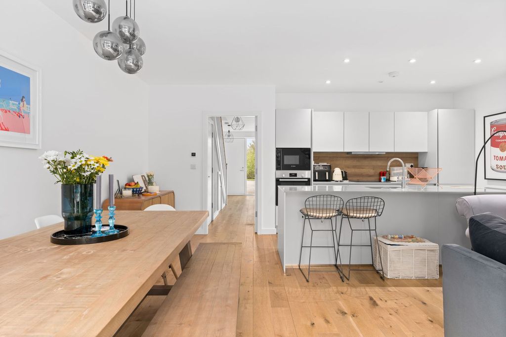 Property photo 3 of 24