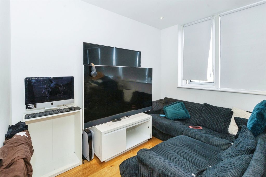 Property photo 3 of 11