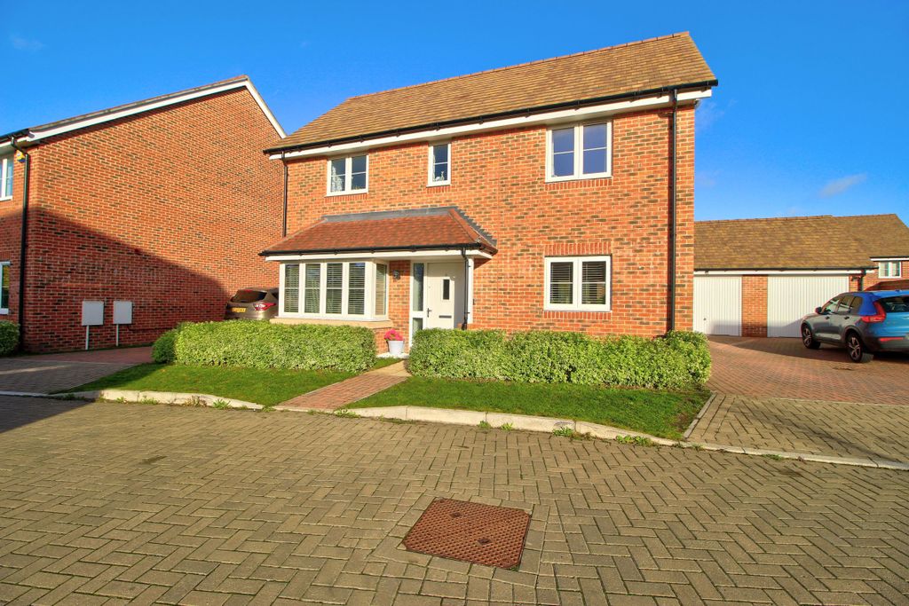 Property photo 1 of 17 Cul-De-Sac With Walks Nearby