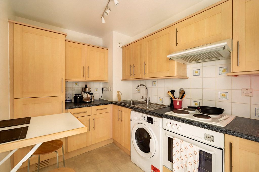 Property photo 3 of 7 Kitchen