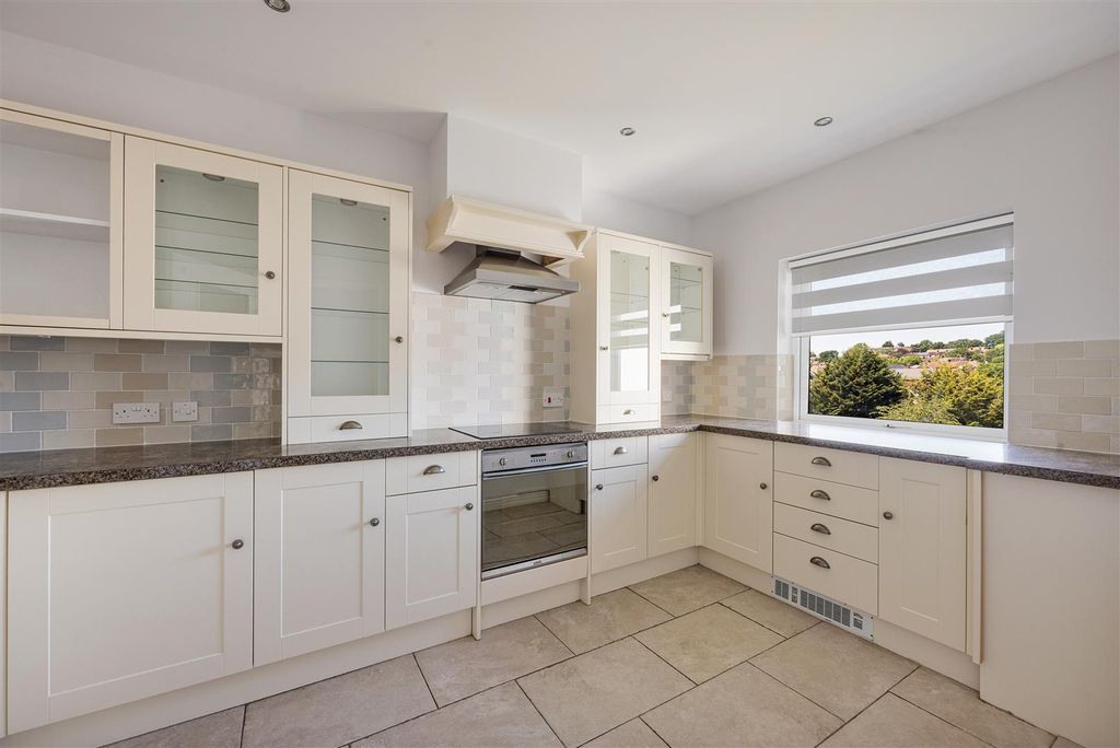 Property photo 3 of 35 Connington Crescent, E4