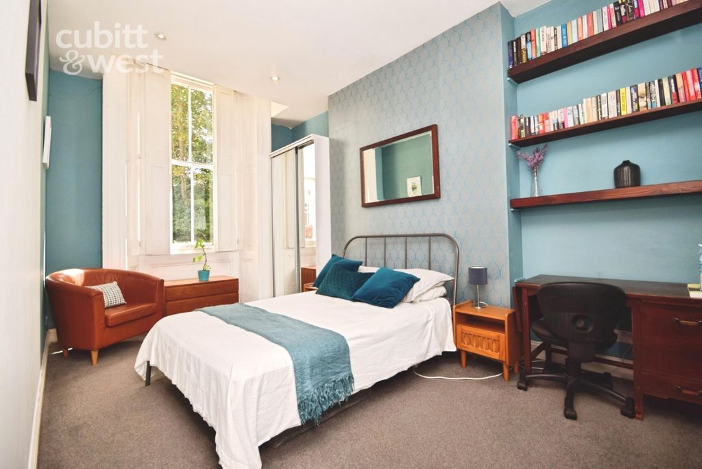 Property photo 2 of 10 Bedroom