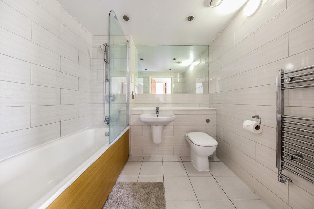 Property photo 2 of 10 Bathroom