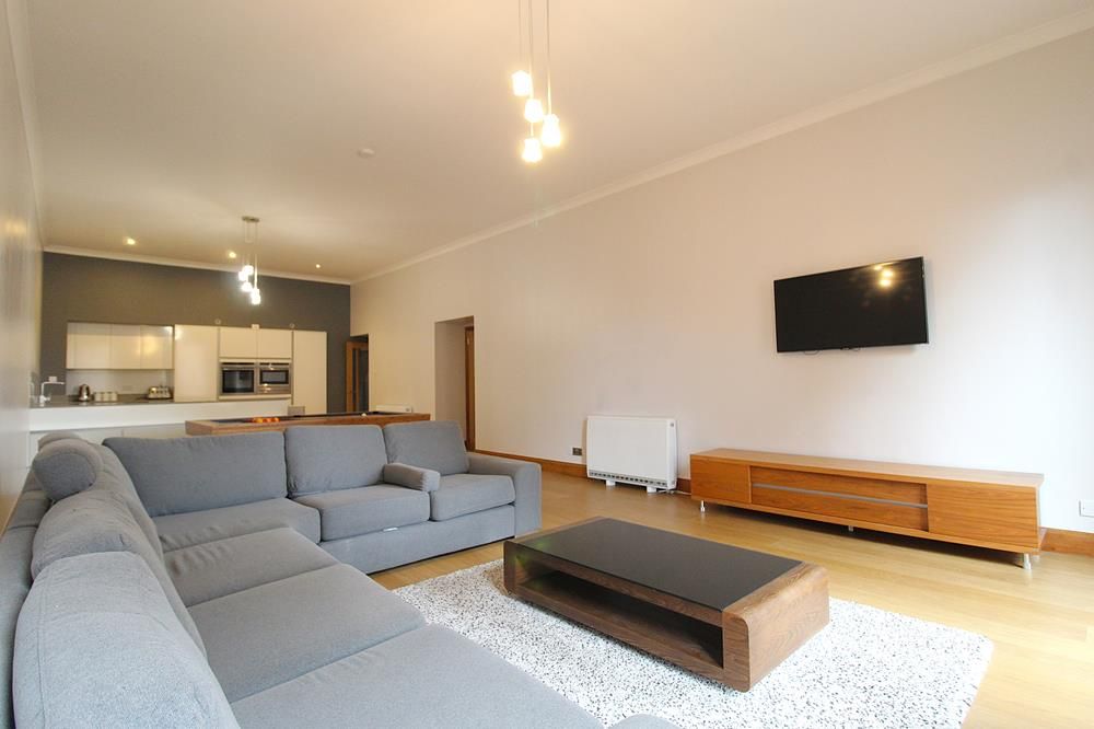 Property photo 3 of 16 Lounge Alt 2