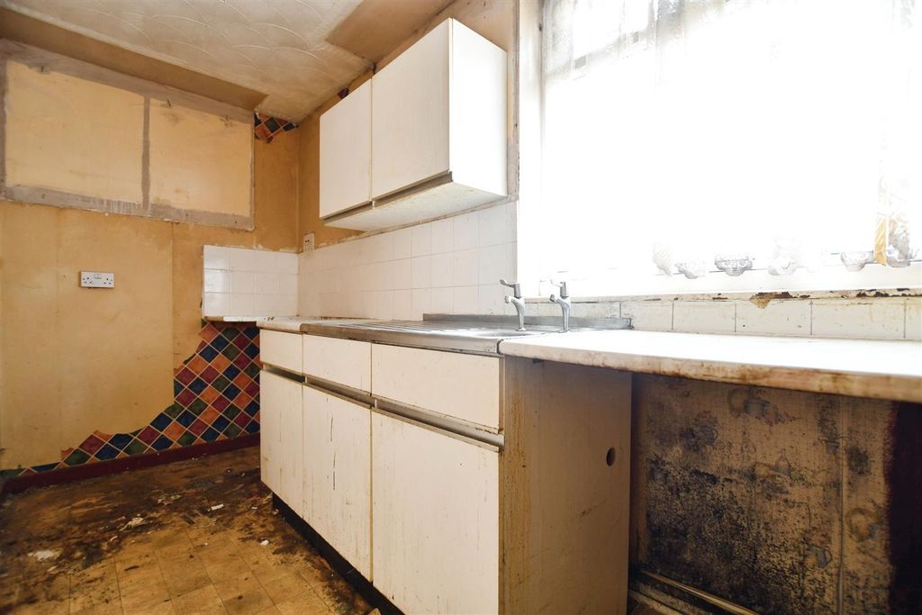 Property photo 3 of 10 Kitchen