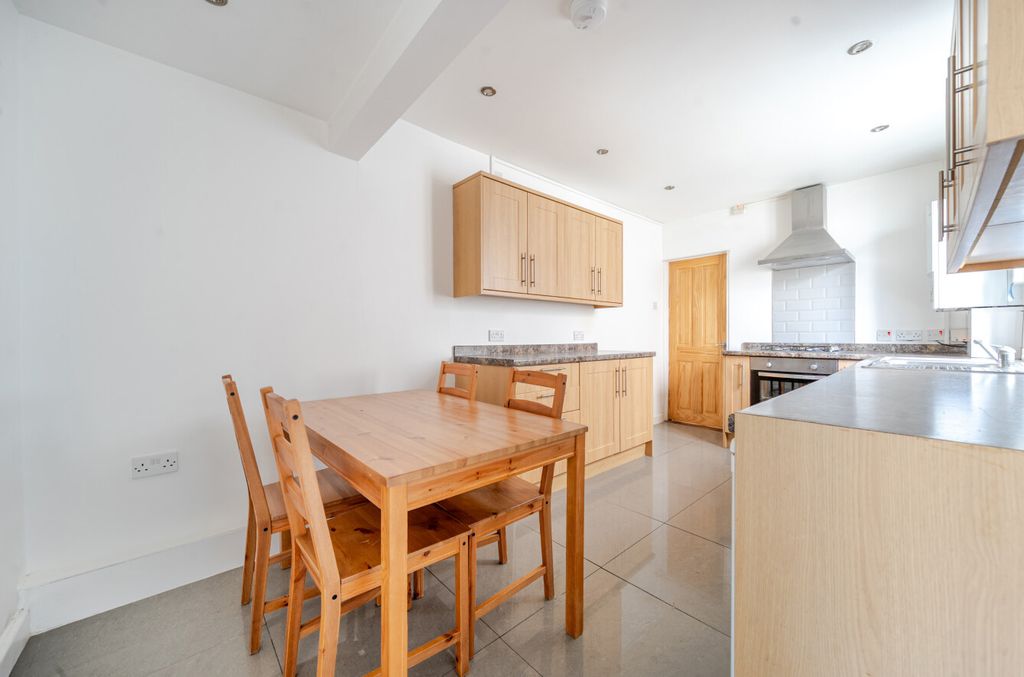 Property photo 2 of 14 1360868-11-68Da7A...