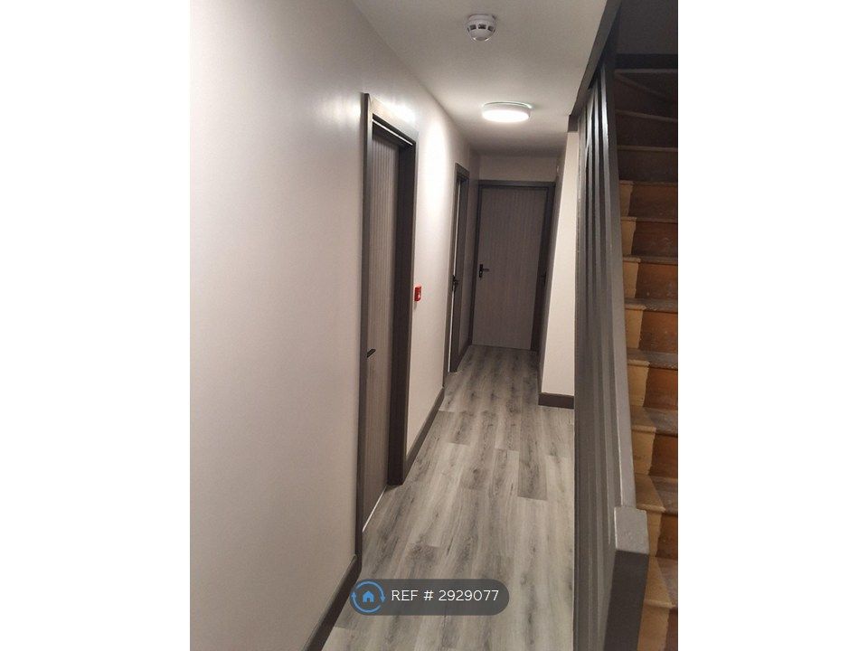 Property photo 3 of 7 Hallway