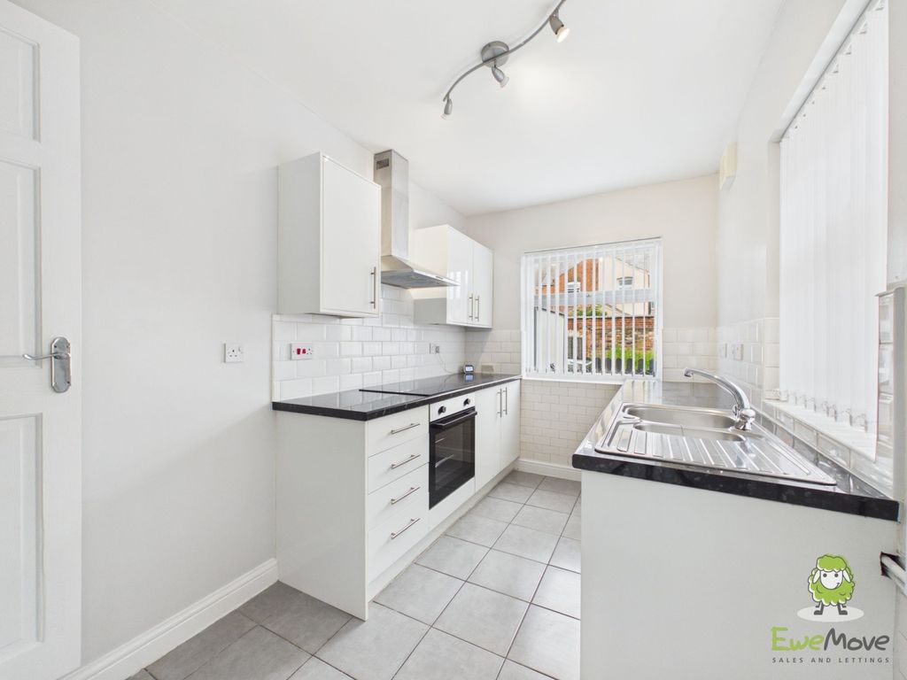 Property photo 2 of 13 Kitchen - Ewemove Whitchurch And Nantwich Charlott