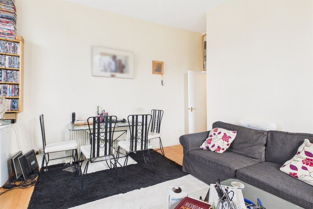 Property photo 3 of 11 Livingroom