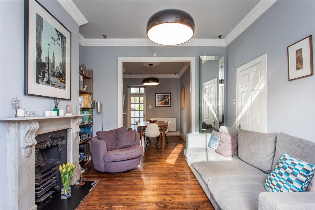 Property photo 2 of 20 Through Reception