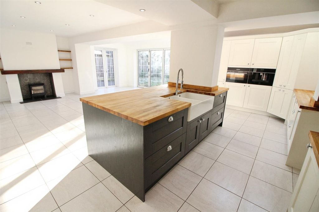 Property photo 2 of 28 Kitchen/Diner