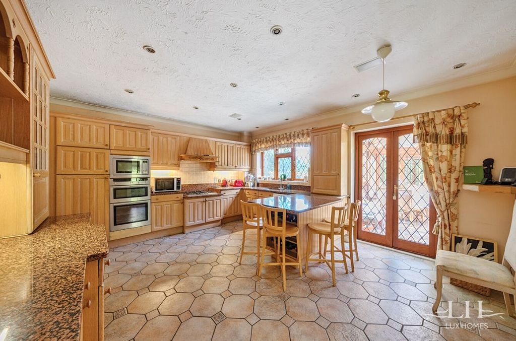 Property photo 2 of 19