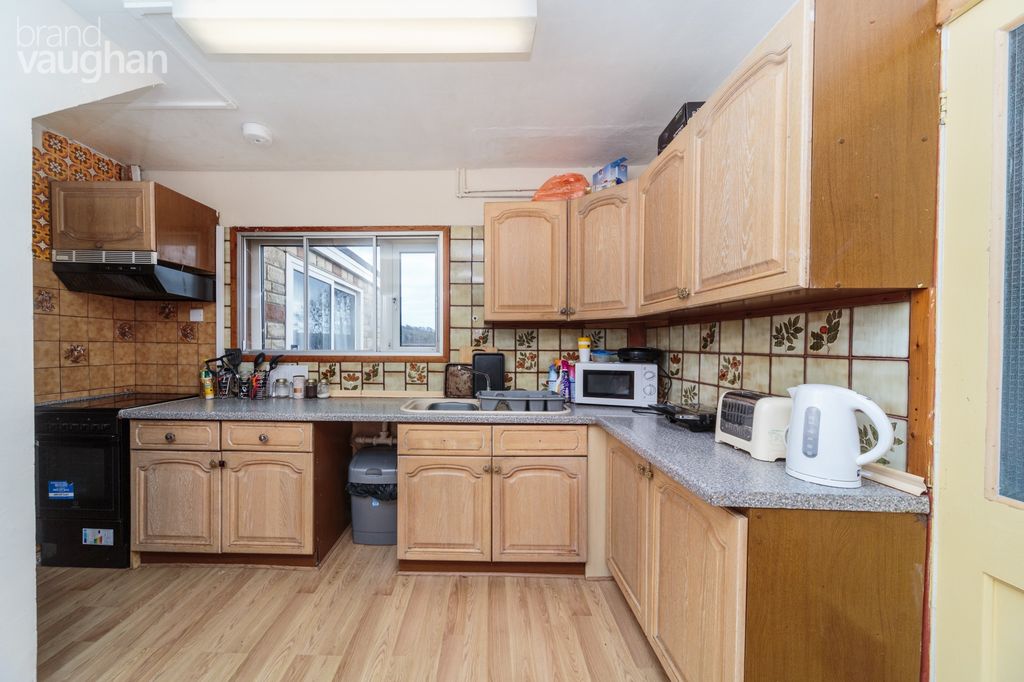 Property photo 2 of 9 Kitchen