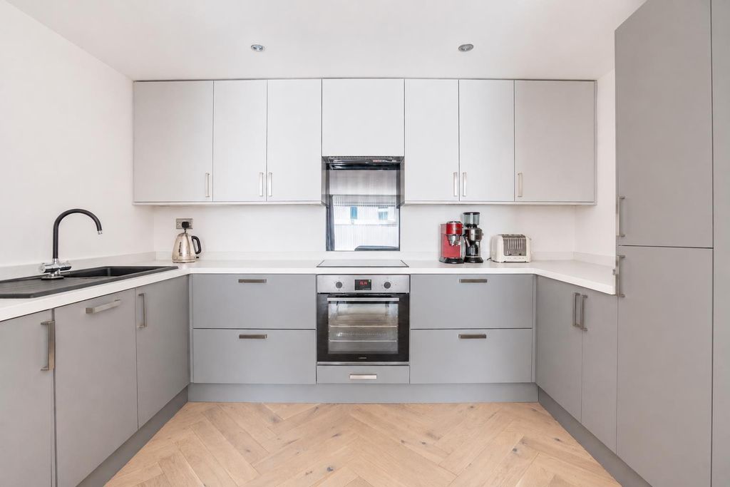 Property photo 3 of 11 Kitchen
