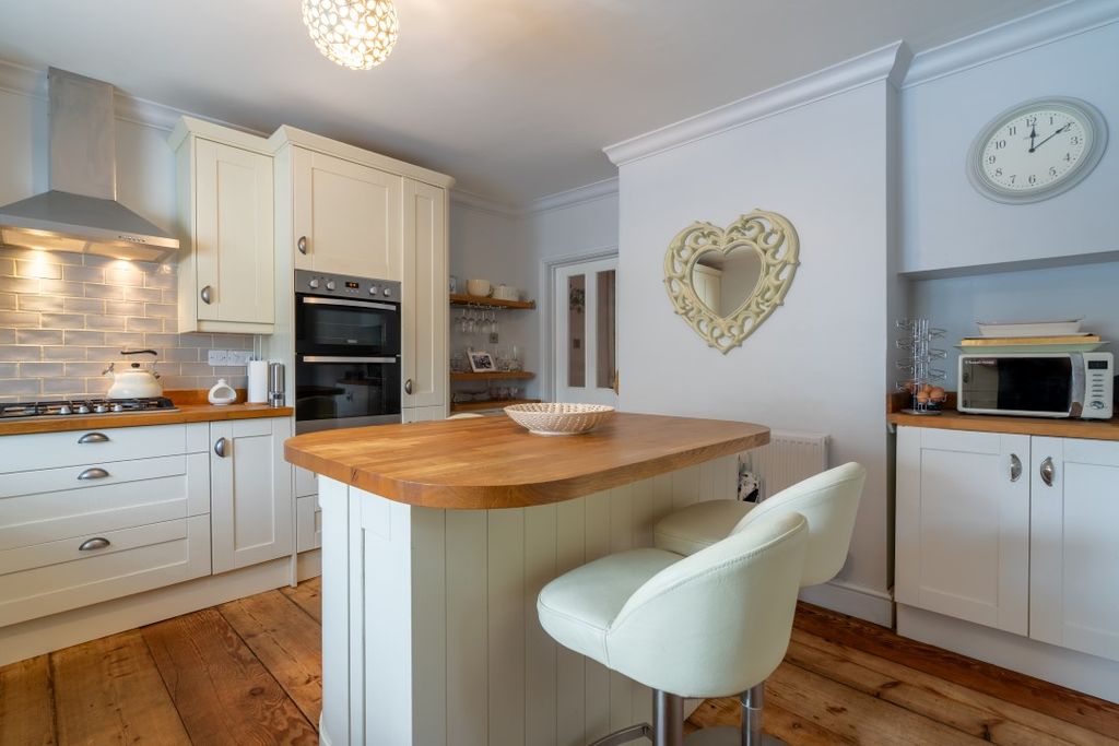 Property photo 2 of 25