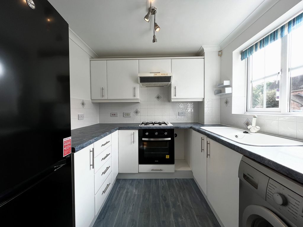Property photo 3 of 9 Kitchen