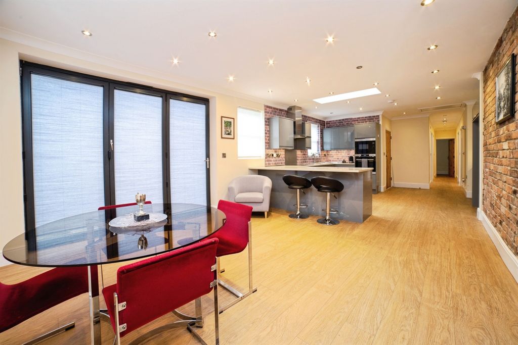 Property photo 3 of 28