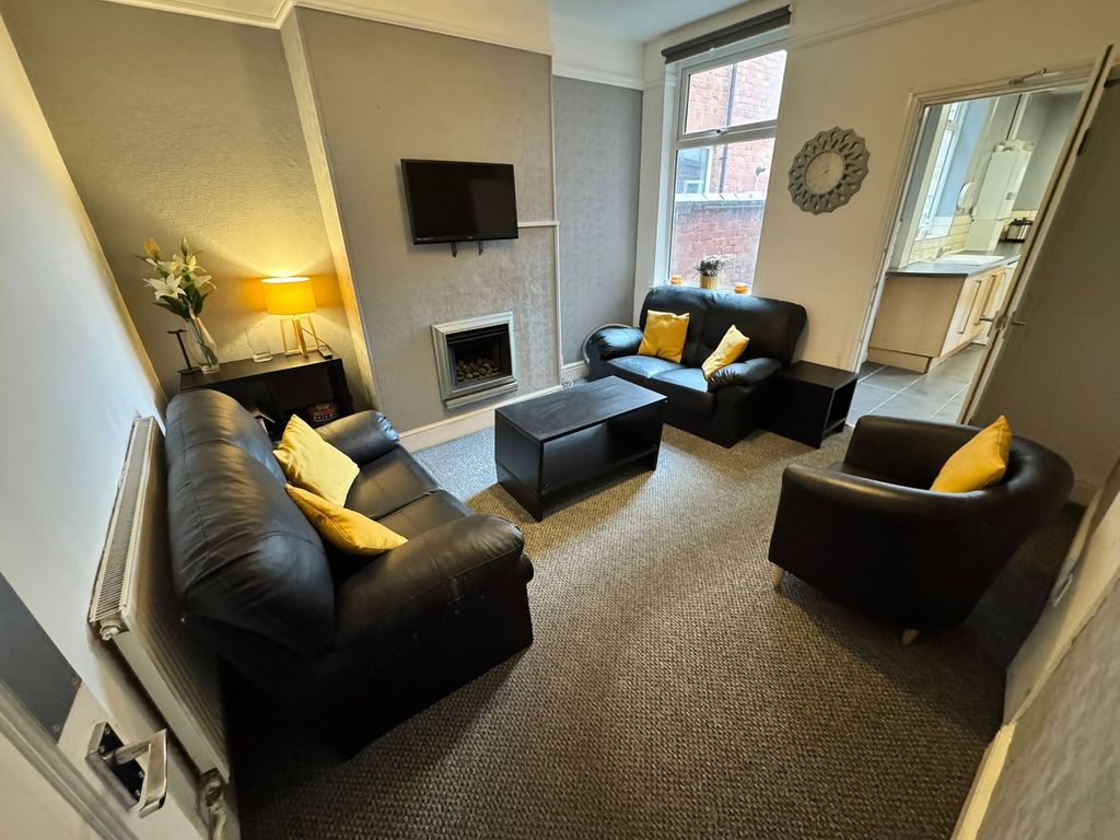 Property photo 2 of 22 Lounge