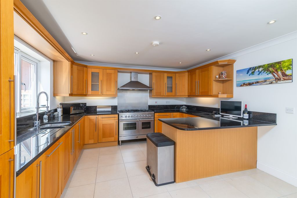 Property photo 3 of 18 Kitchen