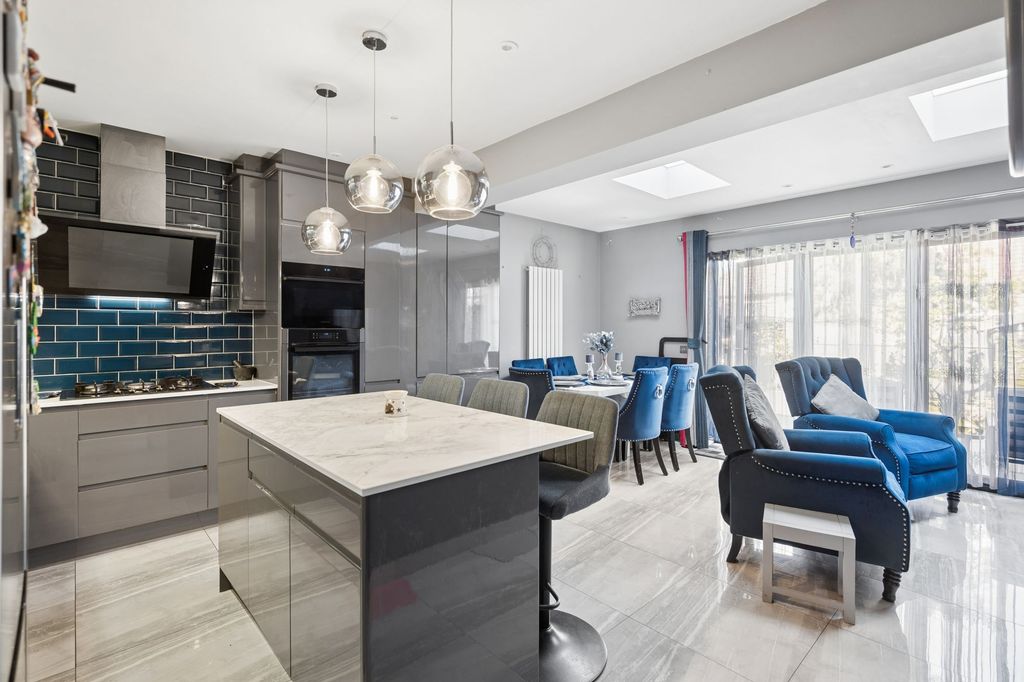 Property photo 1 of 17 Open Plan Kitchen