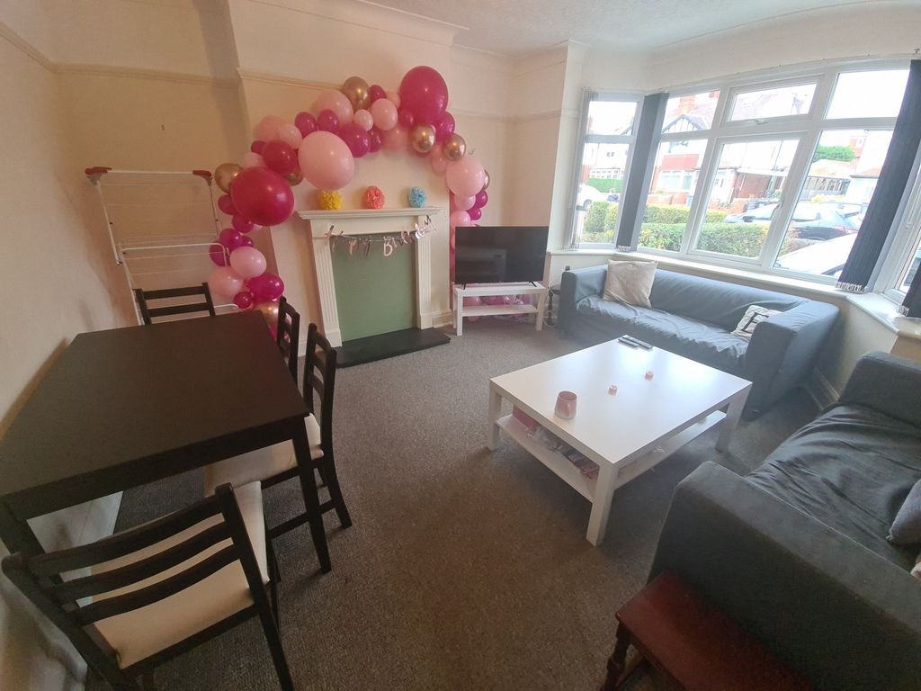 Property photo 2 of 14 A Cozy And Well-Maintained Living Room With Ample ...