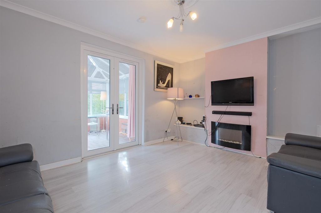 Property photo 2 of 18 Lounge