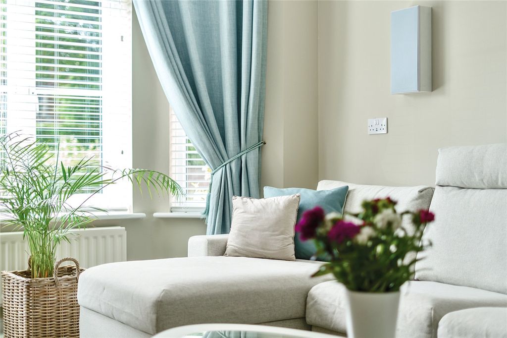 Property photo 3 of 18 Living Room