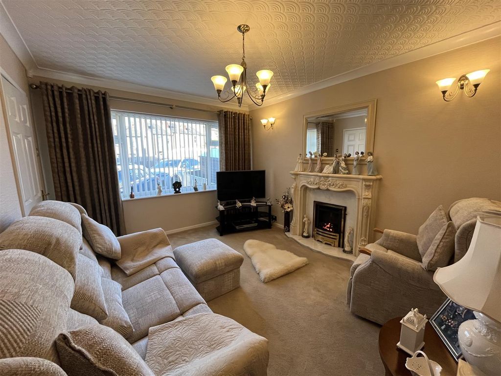 Property photo 3 of 21 Lounge