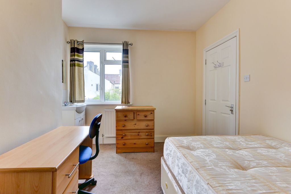 Property photo 3 of 20 A Tidy And Bright Bedroom Featuring A Bed, A Woode...