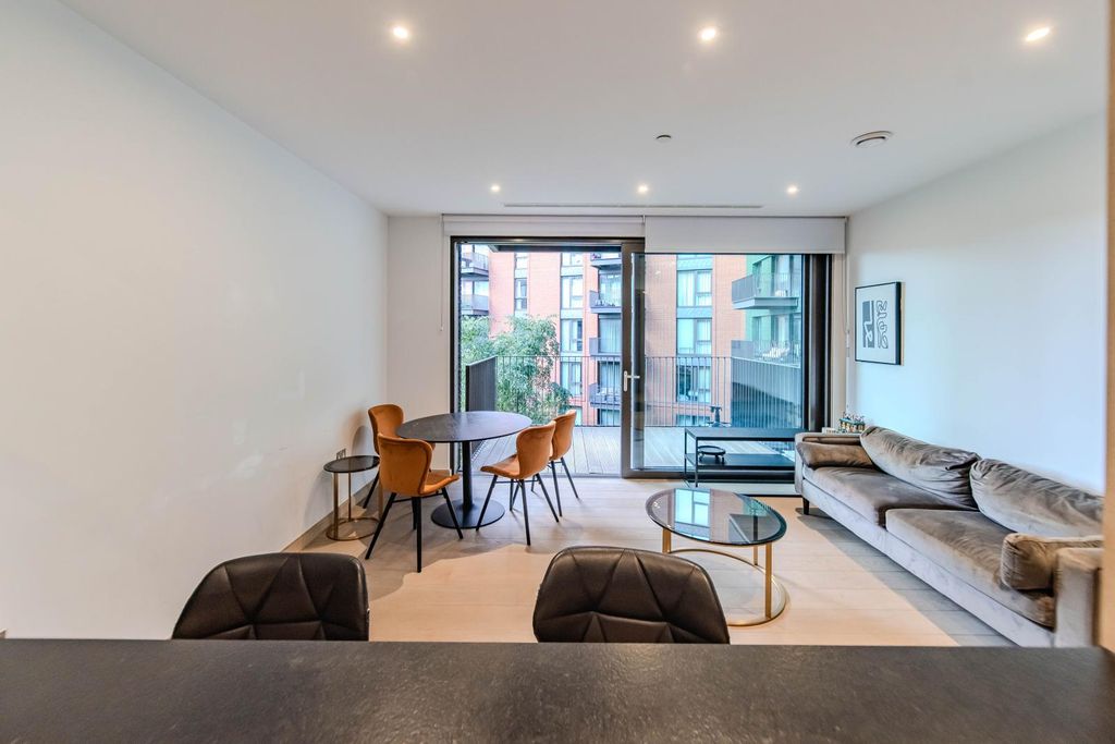 Property photo 1 of 11 2 Bed To Rent, Legacy Building, Embassy Gardens, Nine Elms, Sw11